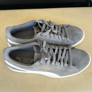 Women’s 7.5 Puma leisure shoes. Like new! Gray and white